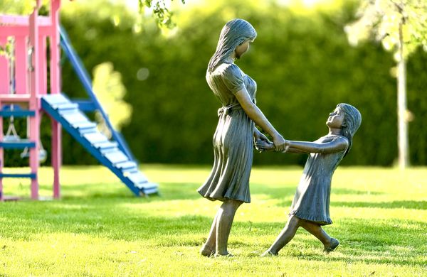  Hommage an Mutter und Kind