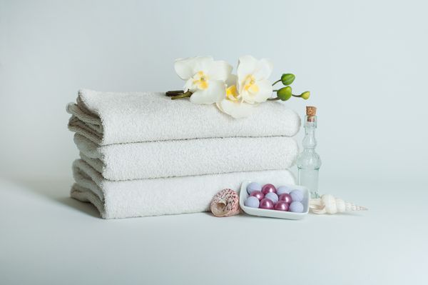 Handtücher mit Blüten und Dekoration