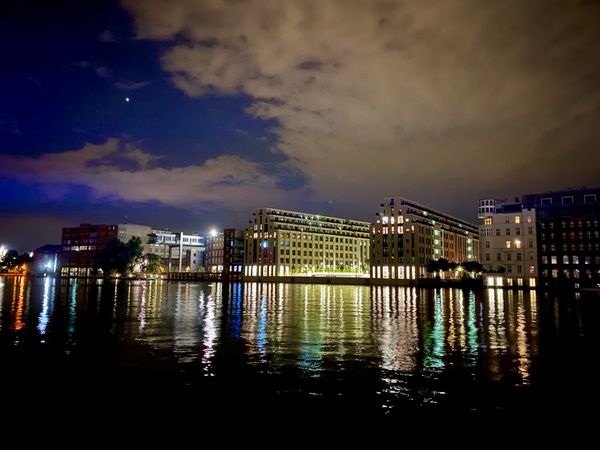  Berlin Oberbaumbrücke Spreeufer