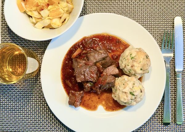  Gulasch mit Semmelknödeln