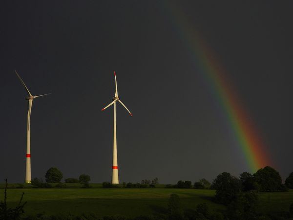  Windräder mit Regenbogen
