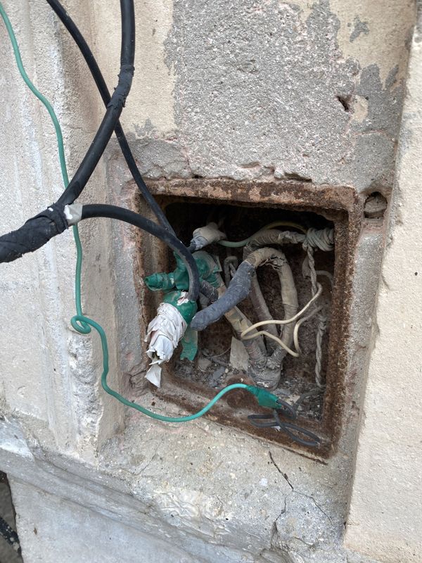  Offene Stromkabel in Havana