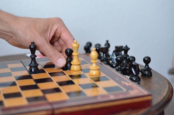  Schachspiel auf Holzbrett
